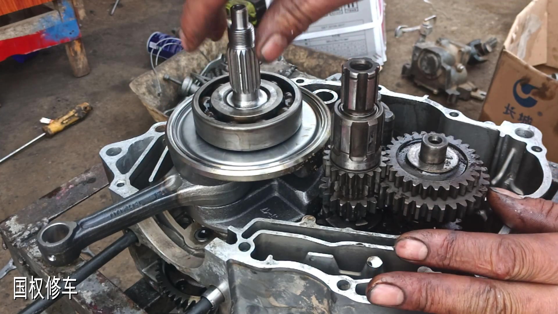 摩托车的曲轴该如何更换与安装呢?师傅带你看一下,教你轻松修理
