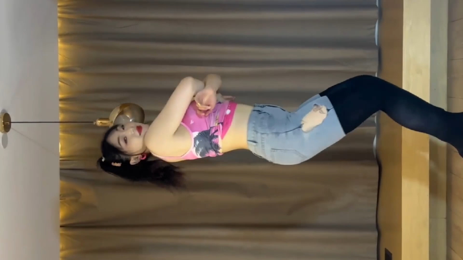 熟女甜馨广场舞,黑丝牛仔裤