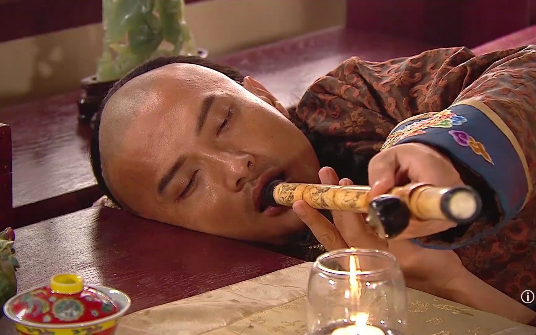 万凰之王:皇上沉沦在大烟中,静贵人笑着给他加烟,她很高兴