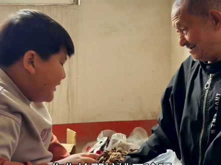 “爷孙剥核桃，一钳一核都是爱，这画面太暖了！