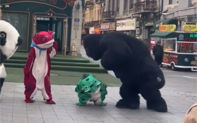 青蛙人偶跳舞,不料猩猩人偶动作幅度过大,#青蛙人偶 #路人视角 #随拍