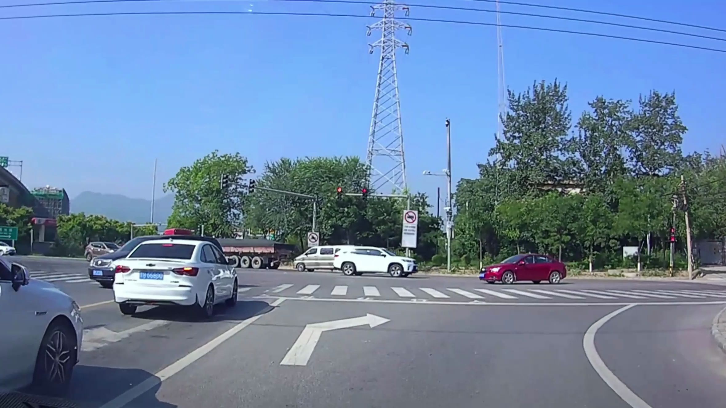 道路上开车需要遵守的一些让行原则,“左让右”“右让左”都是什么含义哔哩哔哩bilibili