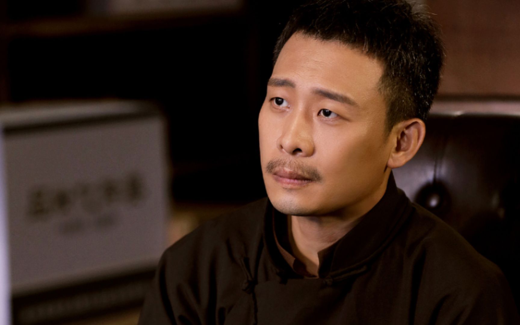 张译濒死演技封神!被反派掐脖子脸色涨红,额头冒细汗青筋突出