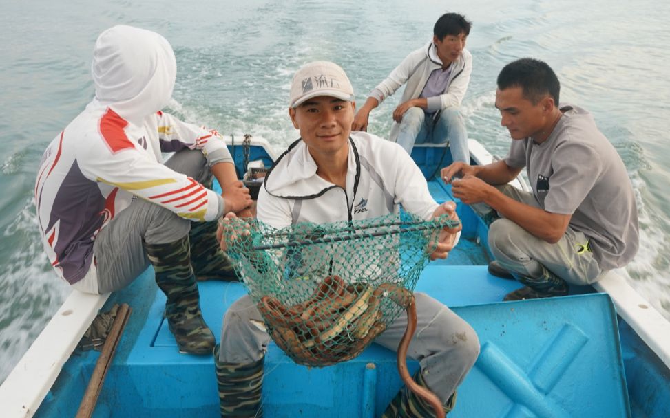 阿烽叫来三个老渔民组成最强赶海男团一起组队抓野生大红鳗