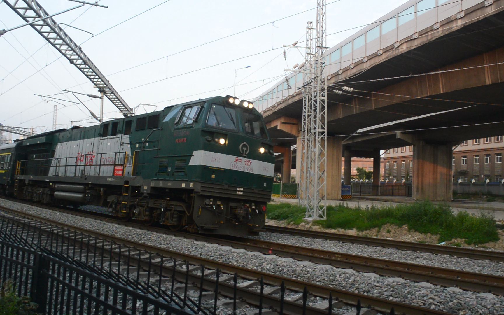 【老视频】西局西段hxn5-0596牵引客车7005次接近西安站,即日起该车也