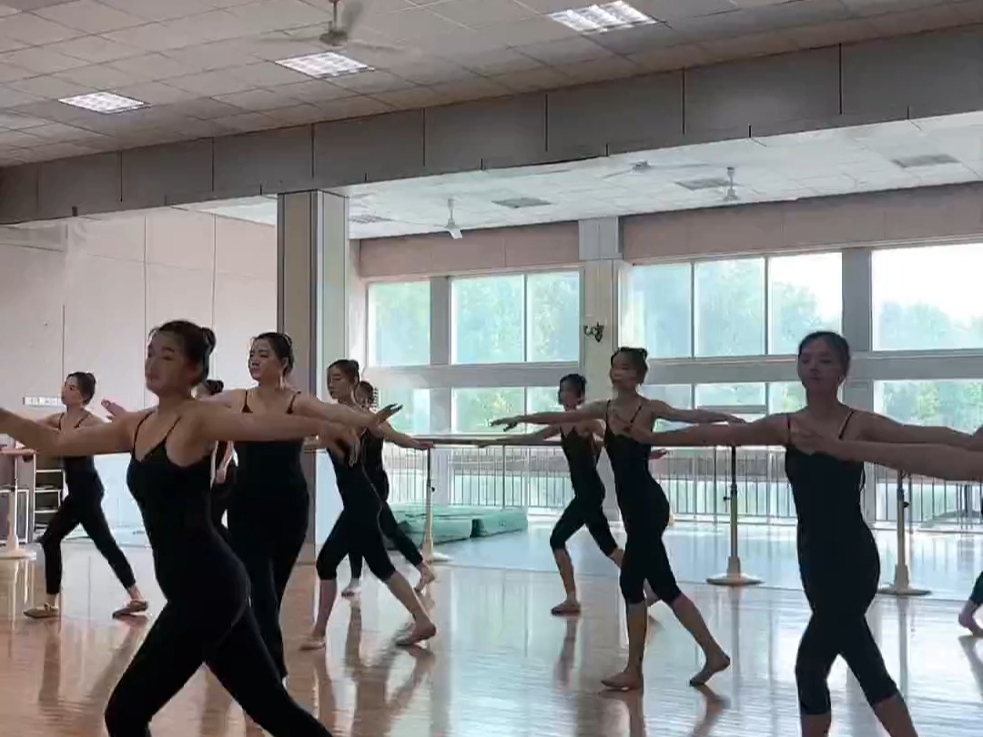舞蹈学校基本功训练 2024-05-10 09-37-18