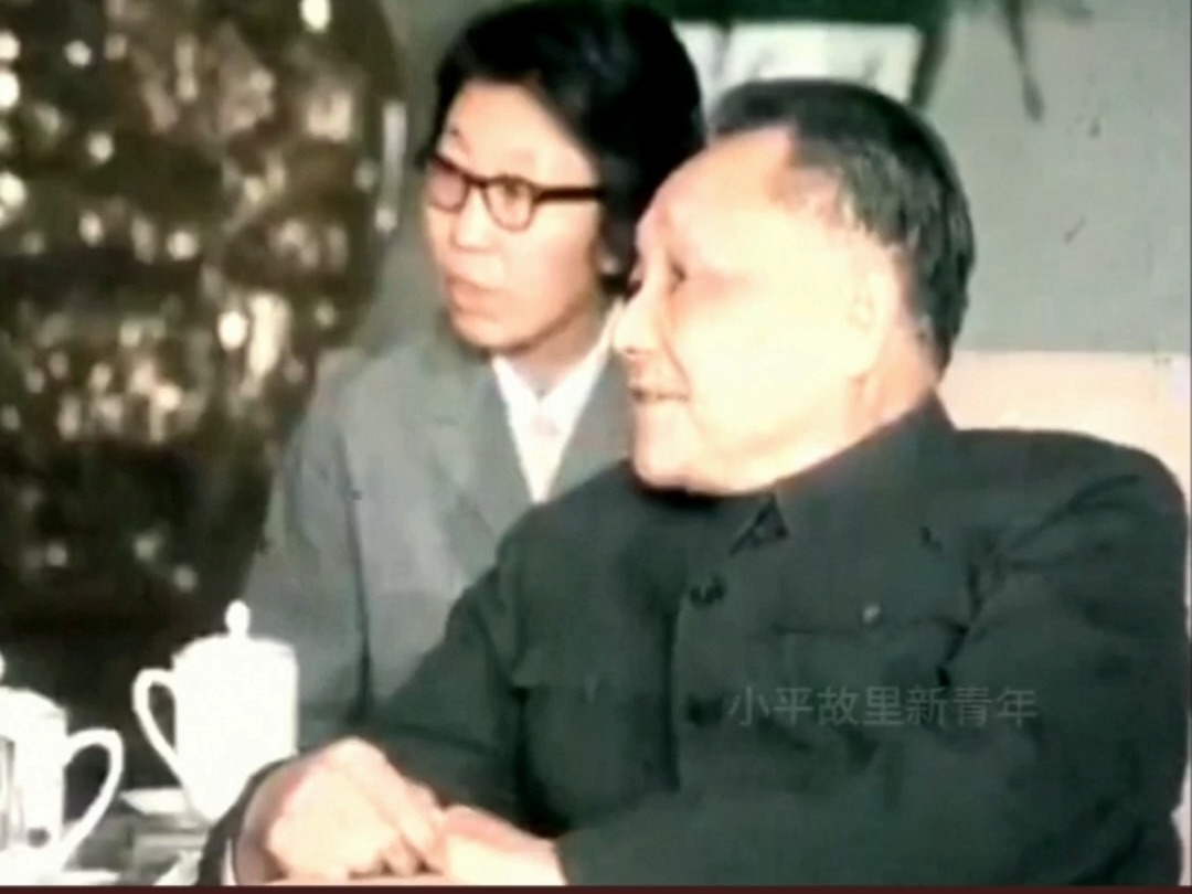 【邓小平120个瞬间(66)】1979年12月6日,邓小平在会见日本首相大平正芳时,提出四个现代化的目标和“小康”的概念.哔哩哔哩bilibili