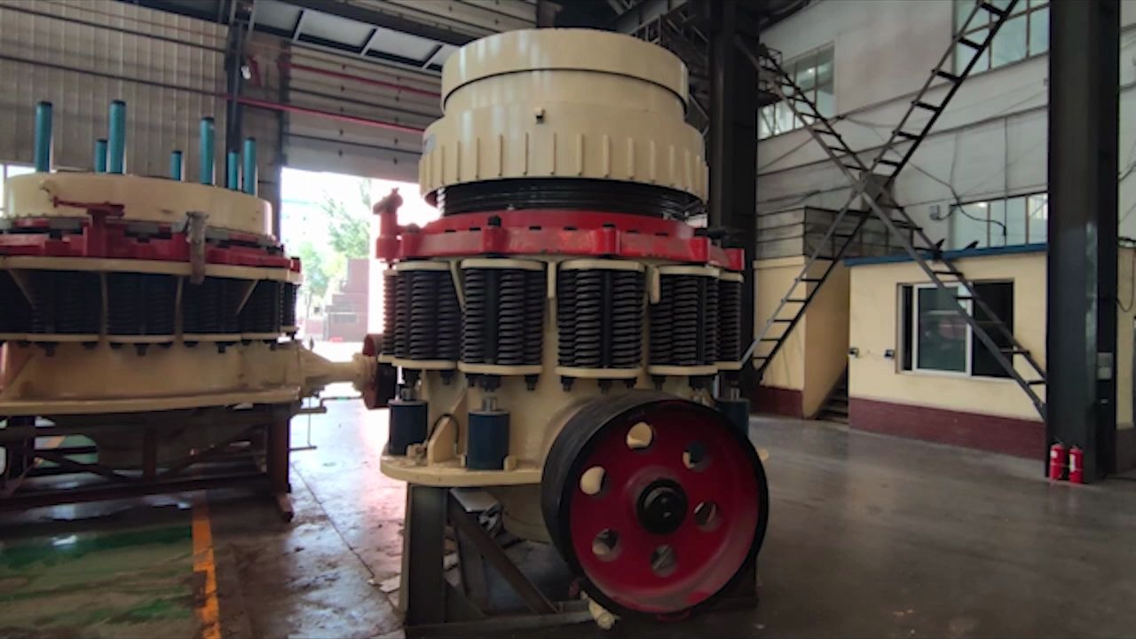 1650圆锥式破碎机吊装视频