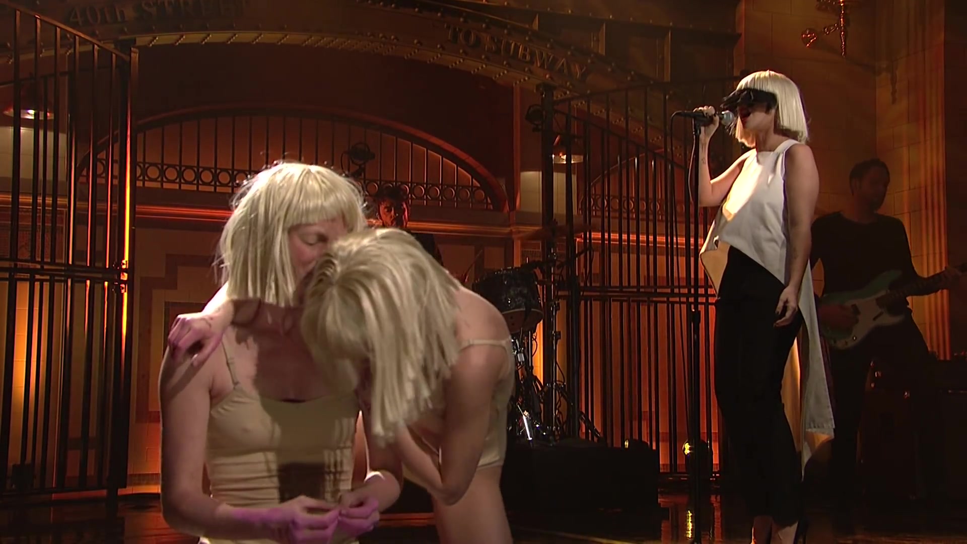 [图]【好听】Sia - Elastic Heart (Live on SNL)