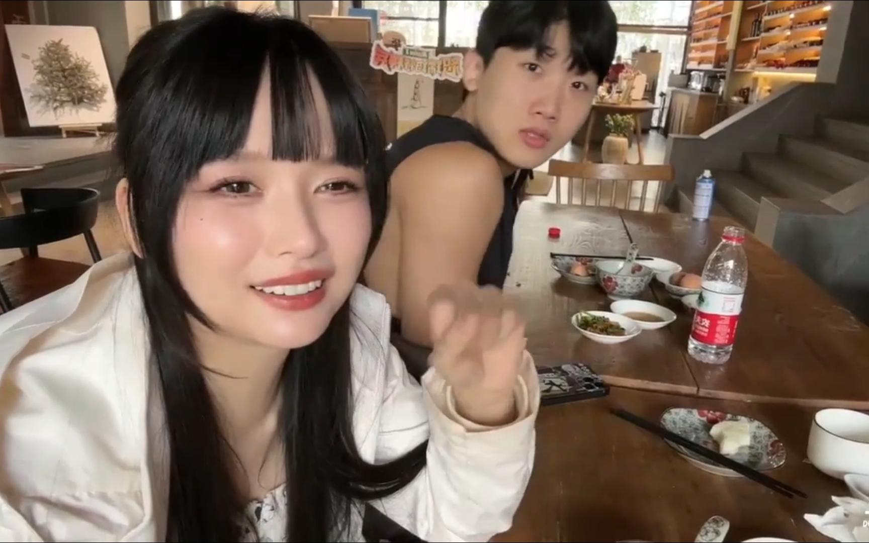 坏女人树奈奈,重锤小伞咣咣响,手都锤红了.