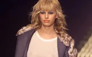 Descargar video: 【@Karolina-Kurkova】秀场- Versus Fall Winter 2001