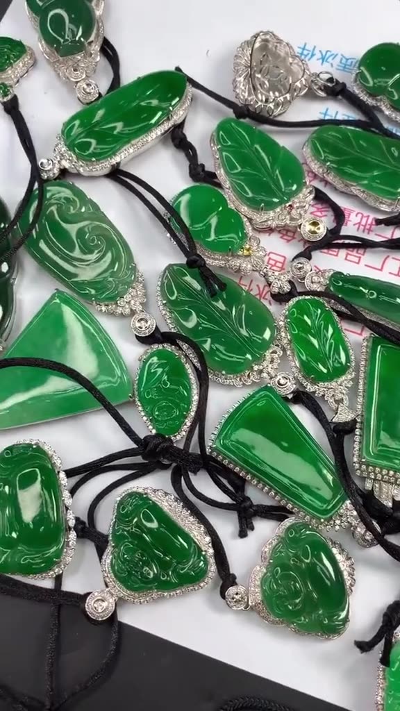 看看这一桌高端翡翠挂件,每一件都是压箱底好货!
