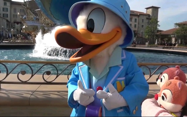 迪士尼唐纳德唐纳德先生面对小孩子真的是手无足措呢