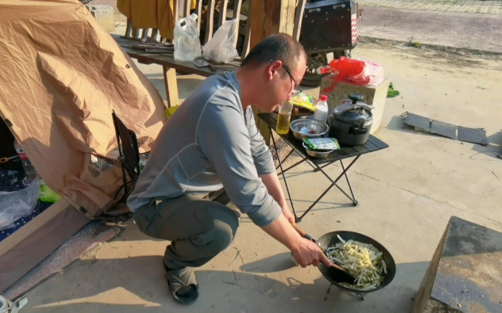 在广西遇到有山有水的露营地,休整一天再走,傍晚炒个家乡的味道哔哩哔哩bilibili