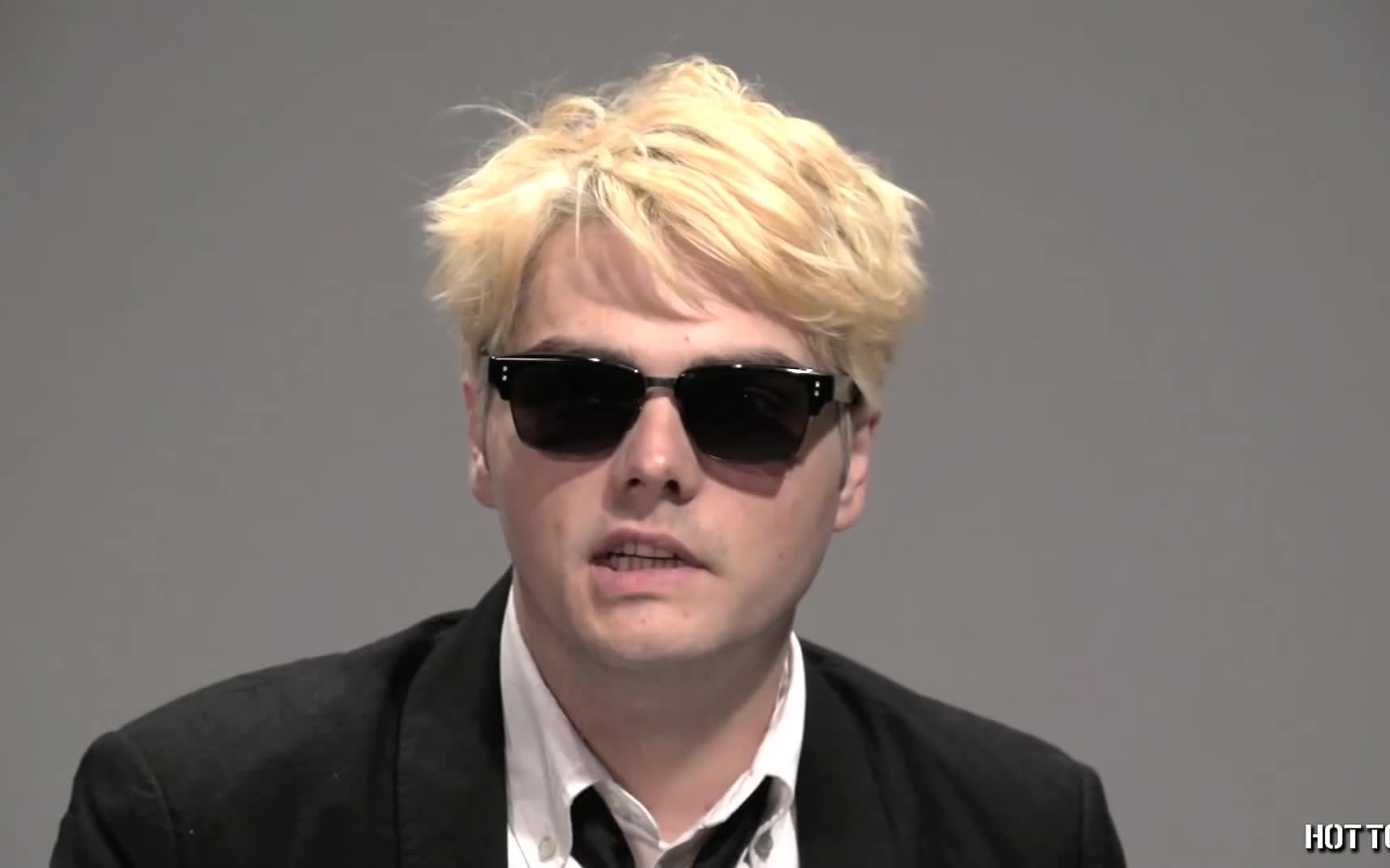 【gerard way】hot topic-interview gerard way