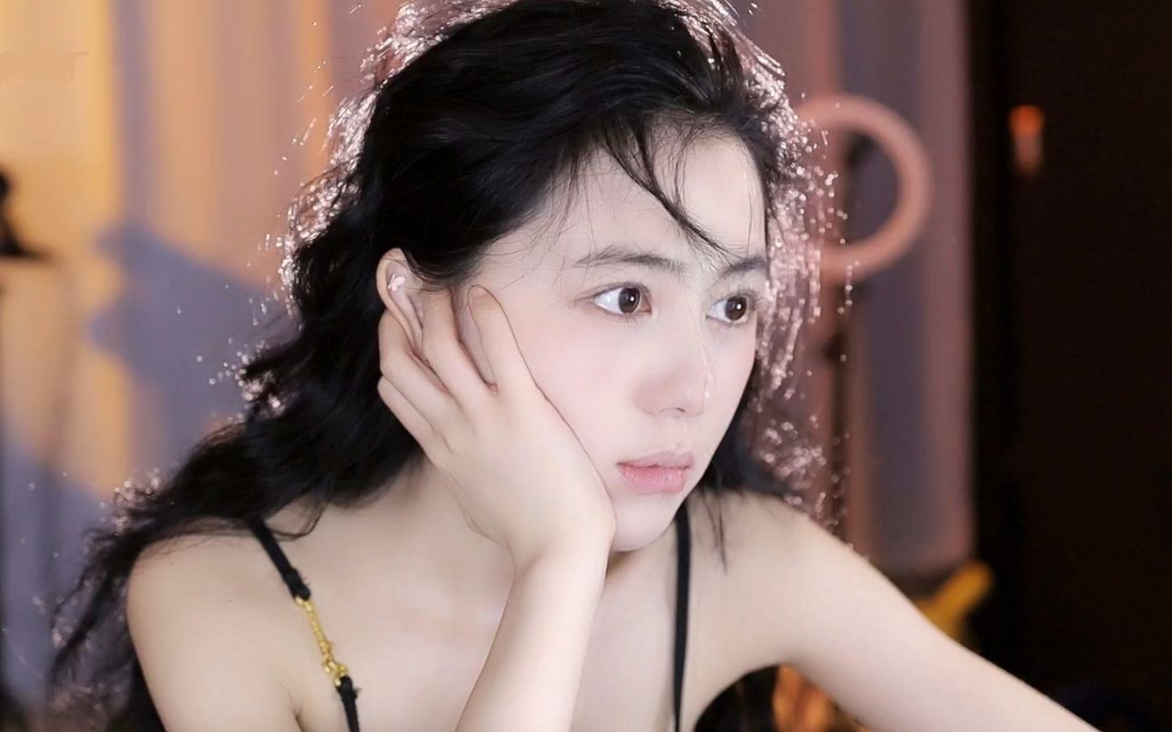 小酒窝翁馨-健身主播展示马甲线20220409