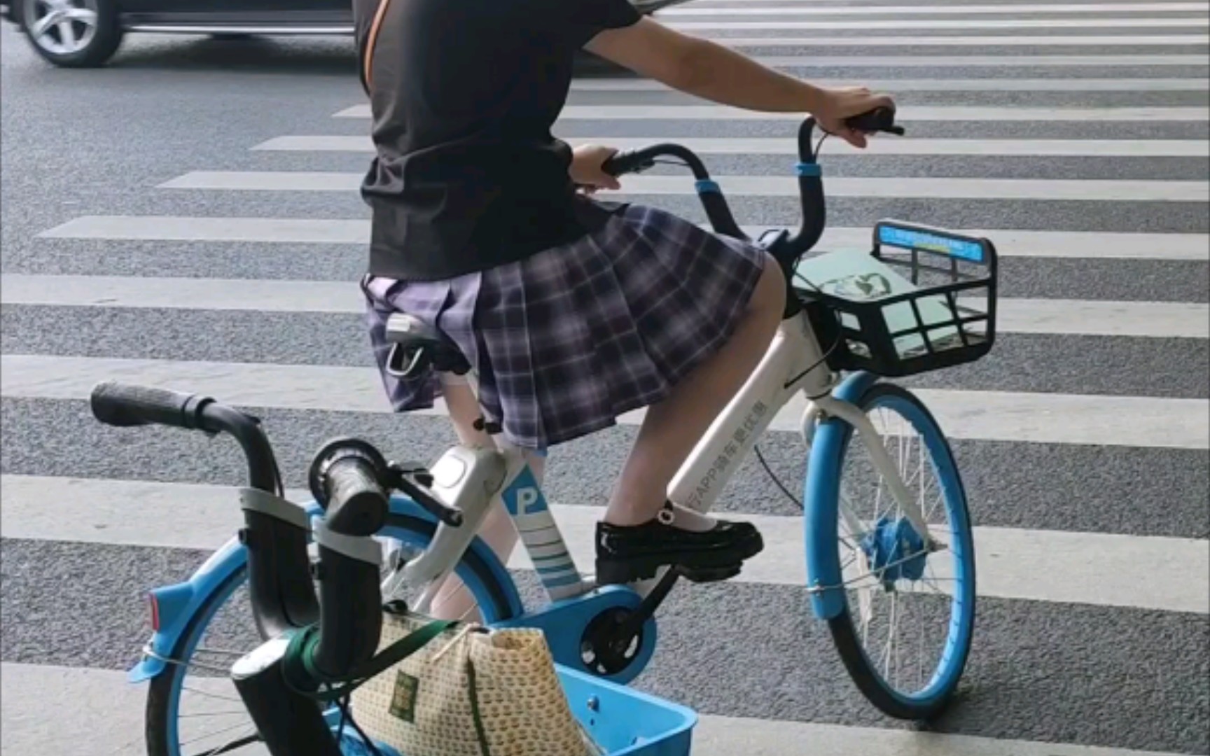 路遇骑共享单车的白丝jk裙小姐姐,非常罕见运气不错