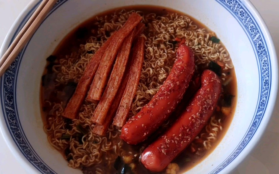 泡面三件套,一口火腿一口面一口辣条真是香!_哔哩哔哩_bilibili