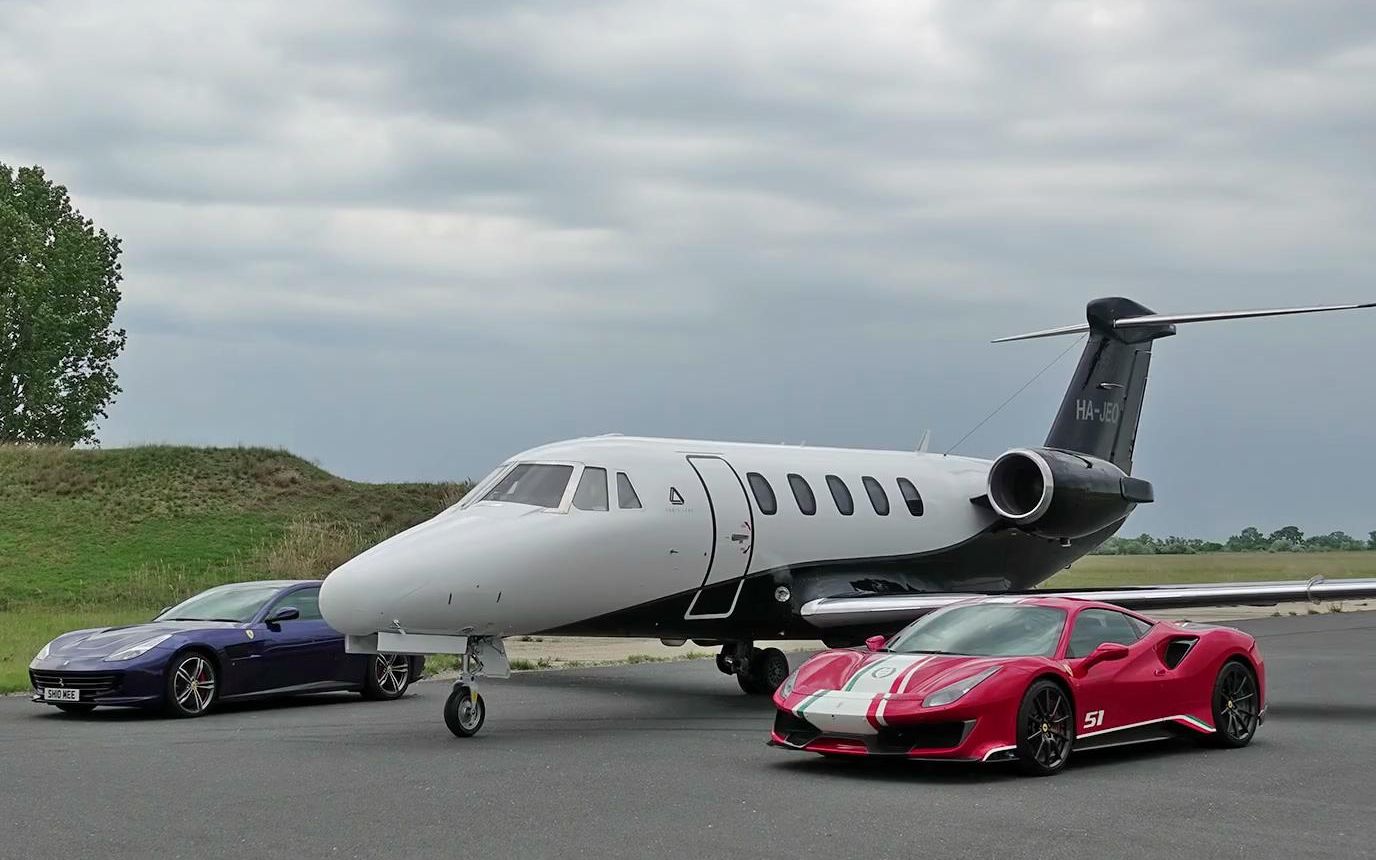 史密坐着土豪朋友josh的【法拉利 pista】去看看他的私人飞机!