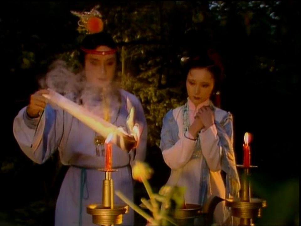 [图]87版红楼梦0807//卿何薄命//林黛玉贾宝玉一起祭奠晴雯