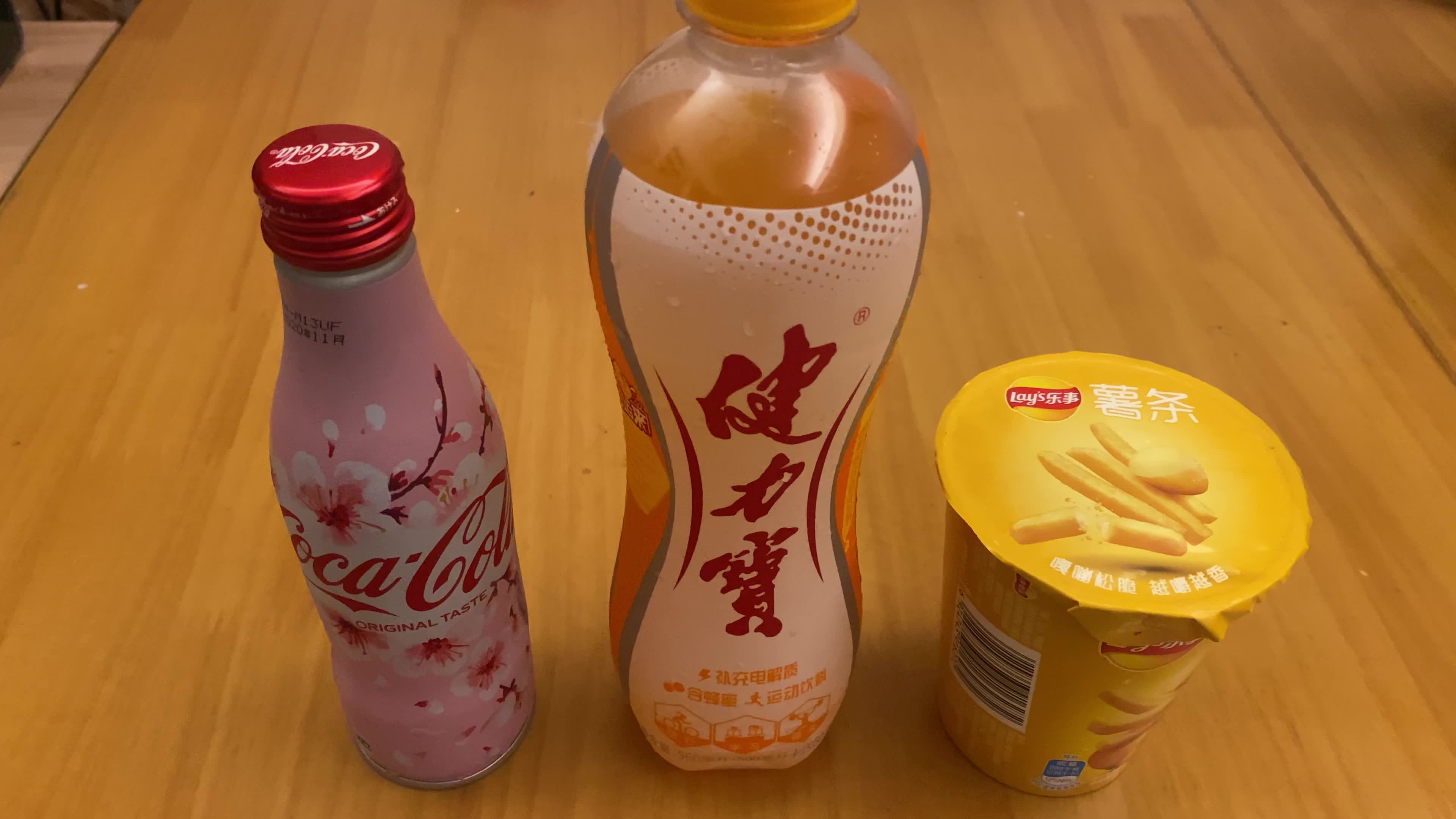 小周末零食和饮料之薯条与进口樱花限量版可乐和健力宝