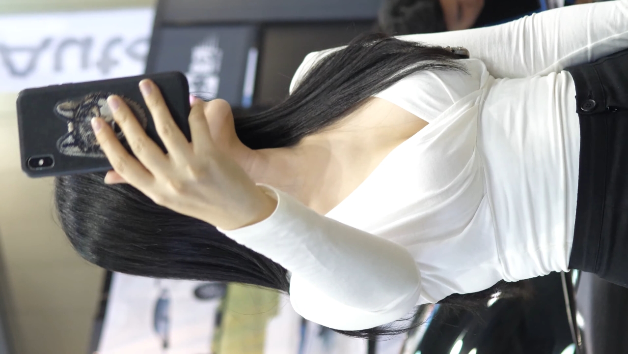 [2019汽车沙龙]车模金允儿直拍_可爱性感