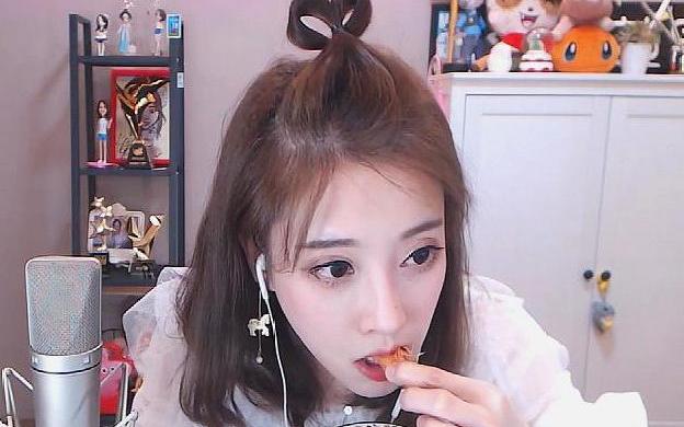 真搞不懂为什么那么多人喜欢看冯提莫深夜吃饭直播,有什么意思?