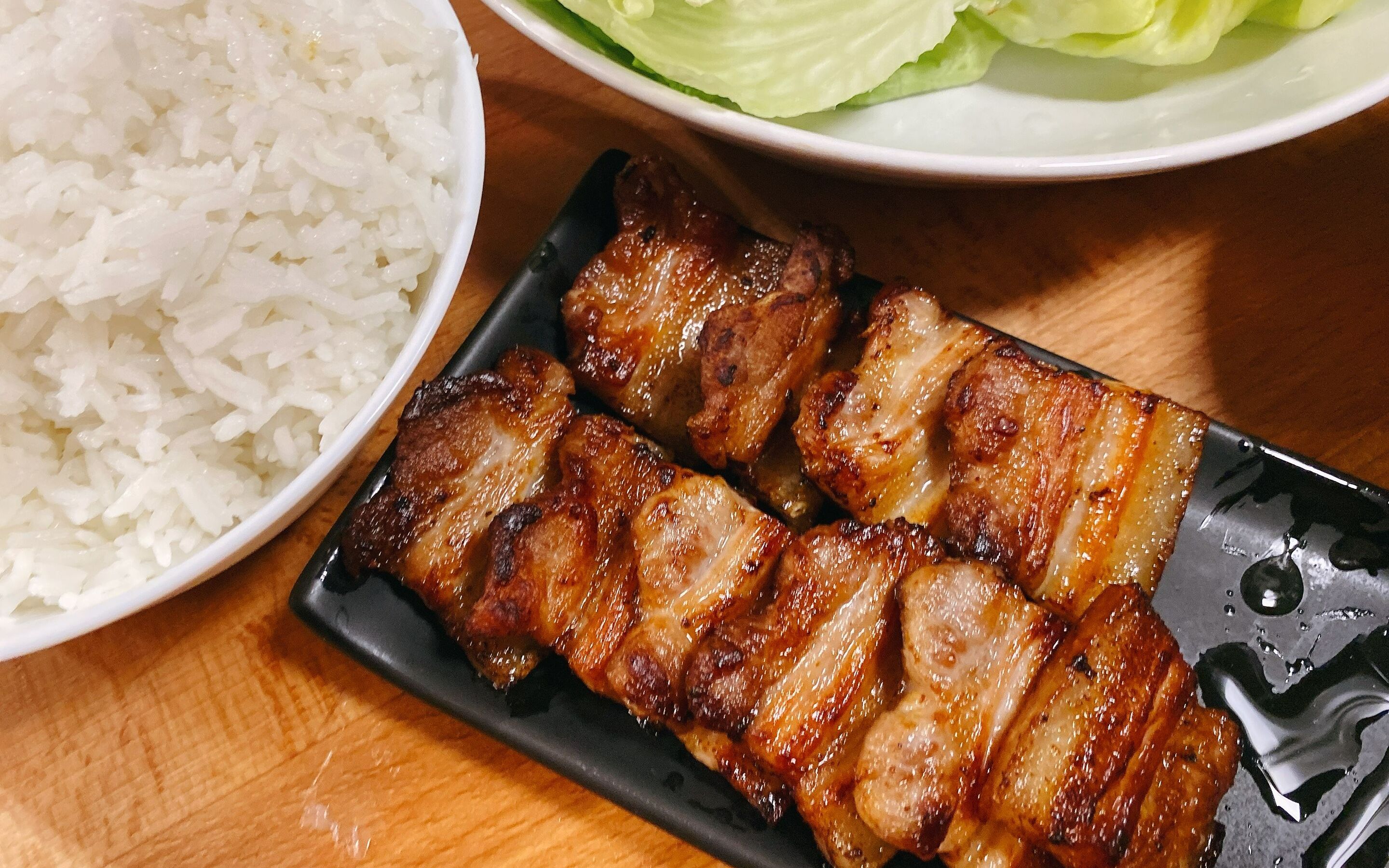 【摆烂厨房】平底锅煎五花肉,包上生菜再来一口热腾腾的大米饭