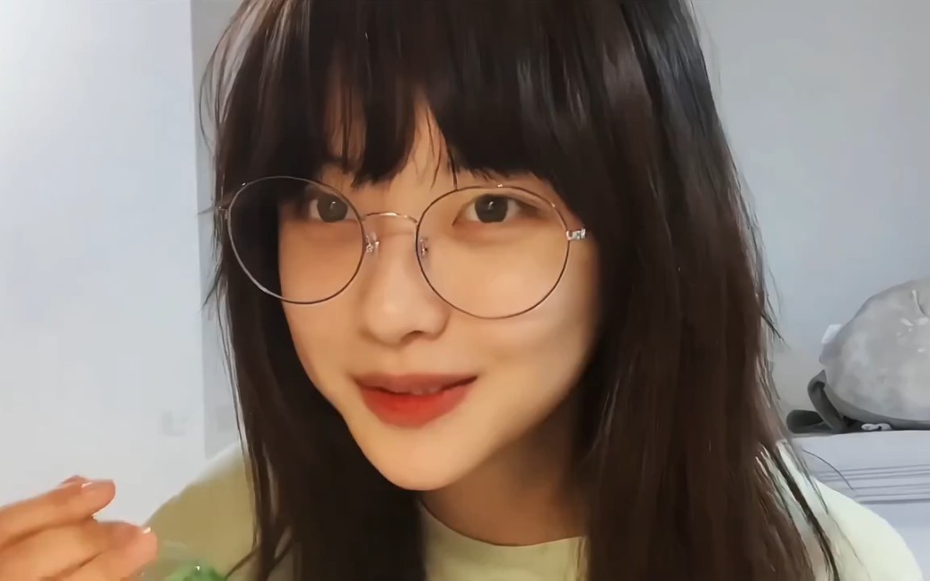 反差还得看眼镜妹!