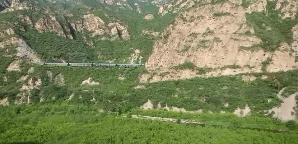 [图]钻山洞的火车