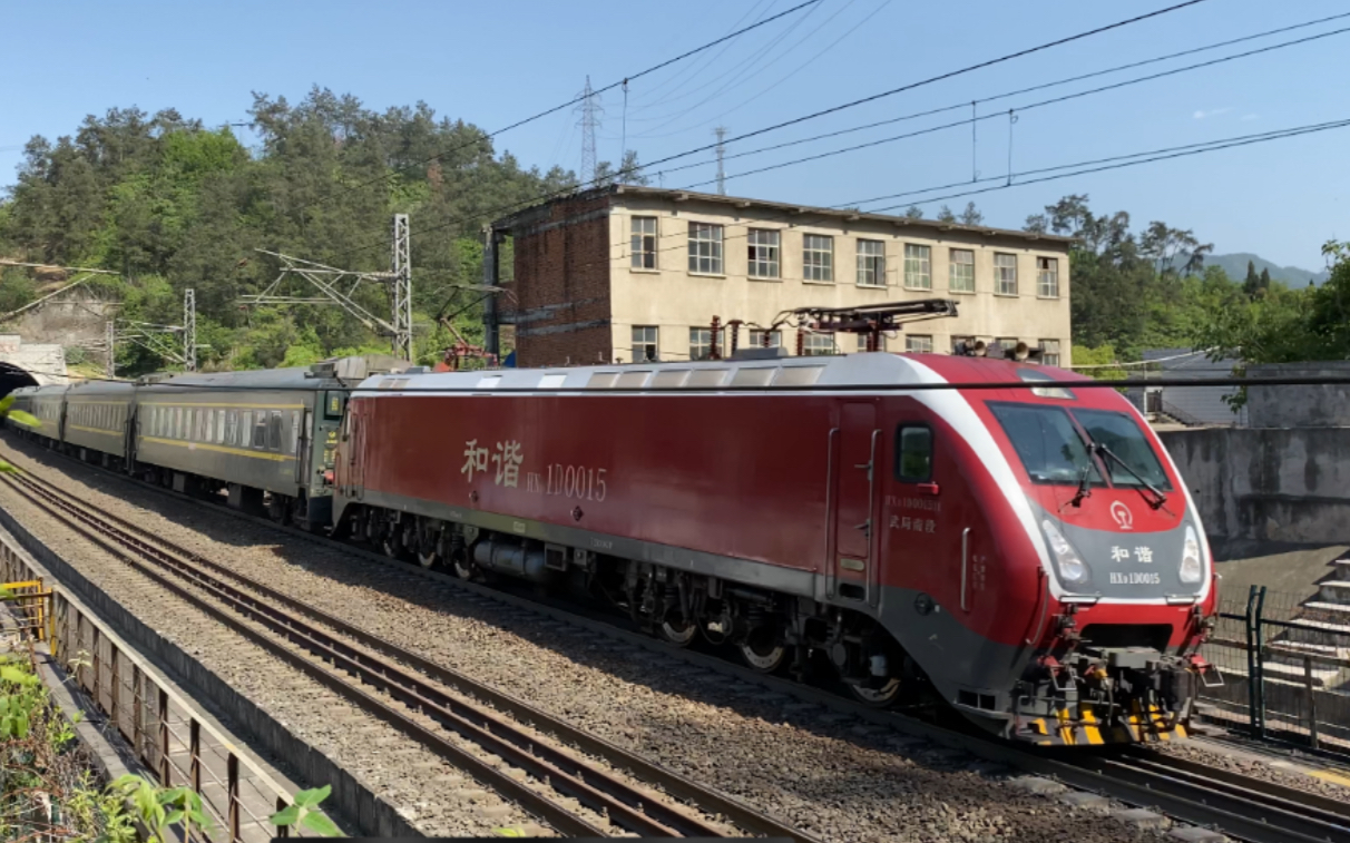 【拍车】武局南段hxd1d0015牵引k351次花果站进站 武襄hxd1牵引货列