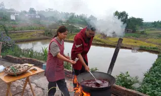 Download Video: 儿子嘴馋想吃肉，燕子在家卤一锅猪蹄排骨给他带去，软糯鲜香，啃起真香