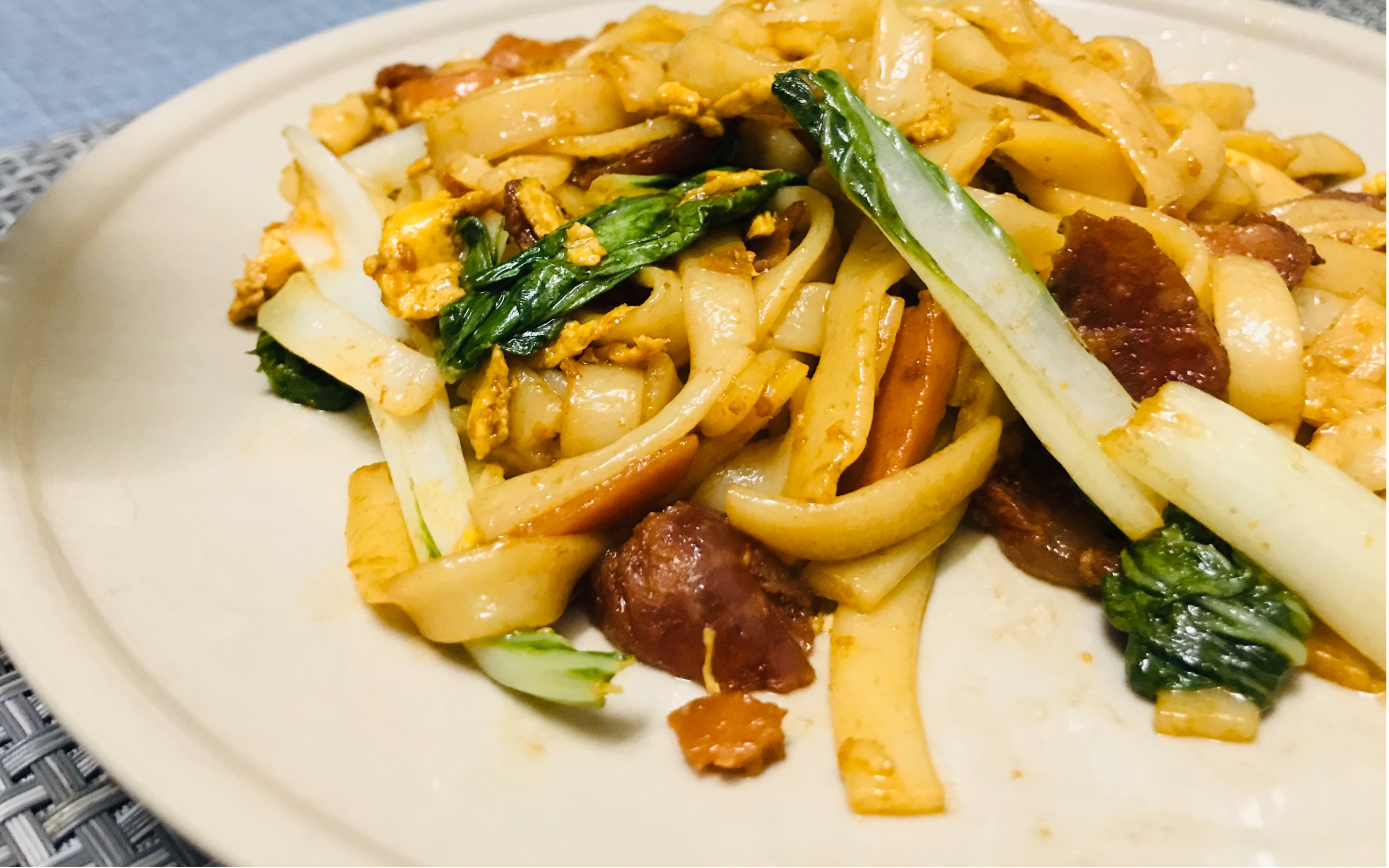 不能吃小摊的不知道多少天,月半姑娘自制地摊炒河粉,料多味美