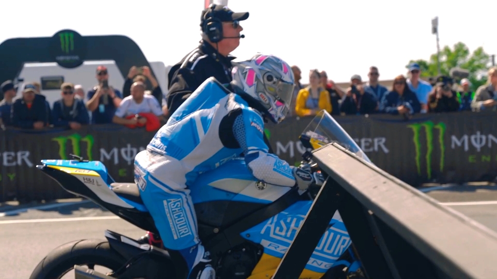 曼岛tt赛全程60公里 200多个弯道 没有任何安全防护 弯道260km/h 极速