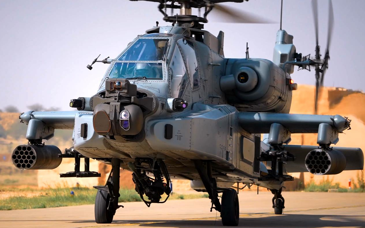 印度空军 - ah-64e"阿帕奇·守卫者"武装直升机执行任务后返回机场