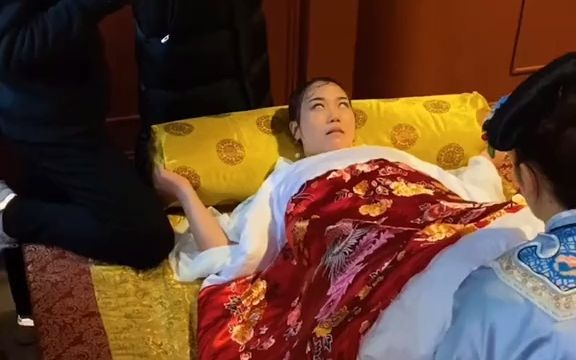 【幕后花絮现场】清宫剧中娘娘生孩子原来是这样拍的?!哔哩哔哩bilibili