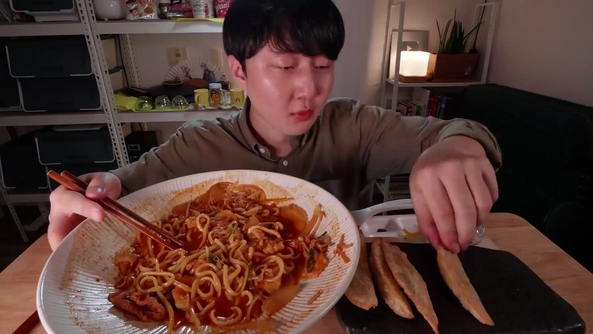 【韩国屋塔房小哥】炸酱面炸菜卷w_哔哩哔哩 (゜-゜)つロ 干杯~-bili