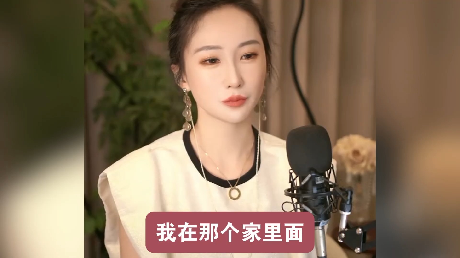 听从已婚男的安排嫁给现任老公，婚后依旧和他联系 ，还为他抛弃底线，现在被老公意外发现，孩子也被证实并非他亲生，捞女竟还想劝他接受 不要离