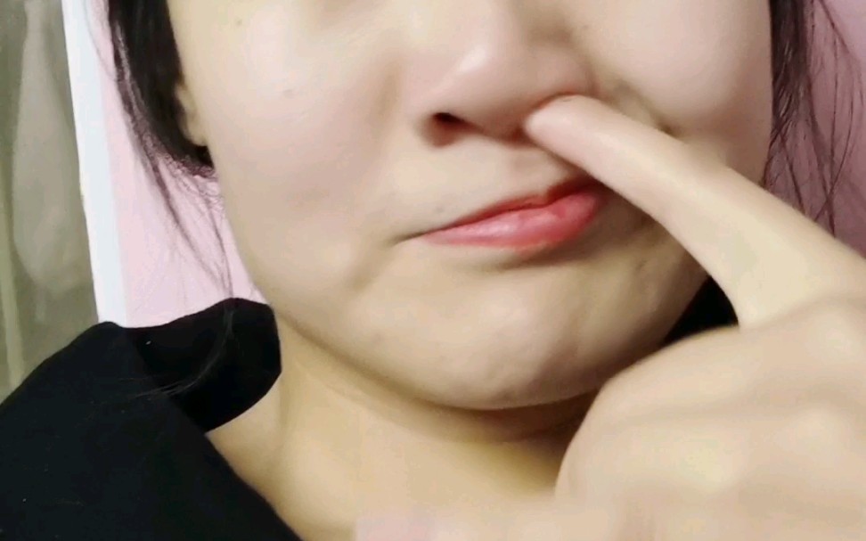表演美女抠鼻屎