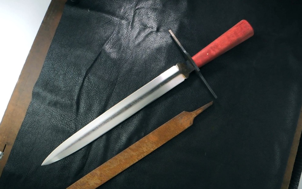 卡尔罗耶老爹用一把锉刀做匕首