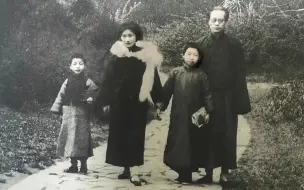 Video herunterladen: 1930年，陆小曼与翁瑞午及侄儿的合影照，翁瑞午一身书生气