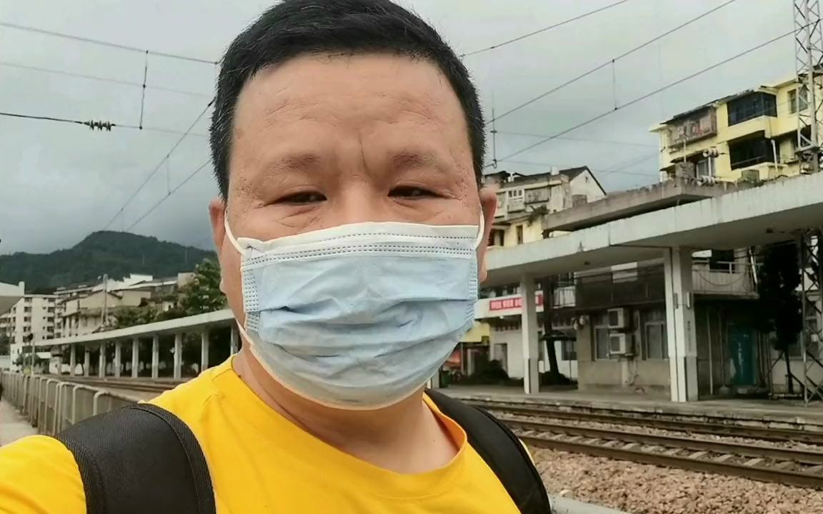 坐火车途经全国贫困县湖南新化,铁路两旁豪宅林立感撼变化太快哔哩哔哩bilibili