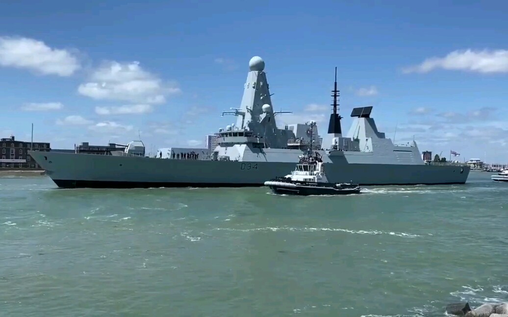 英国海军d34"钻石"号驱逐舰驶出朴茨茅斯