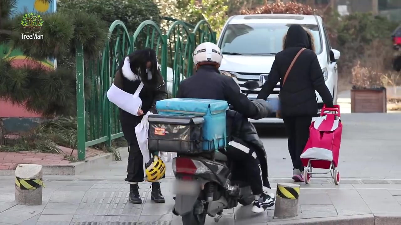 [图]当手臂骨折的女生手机响了，路人跑过来帮她接起了电话（社会实验）