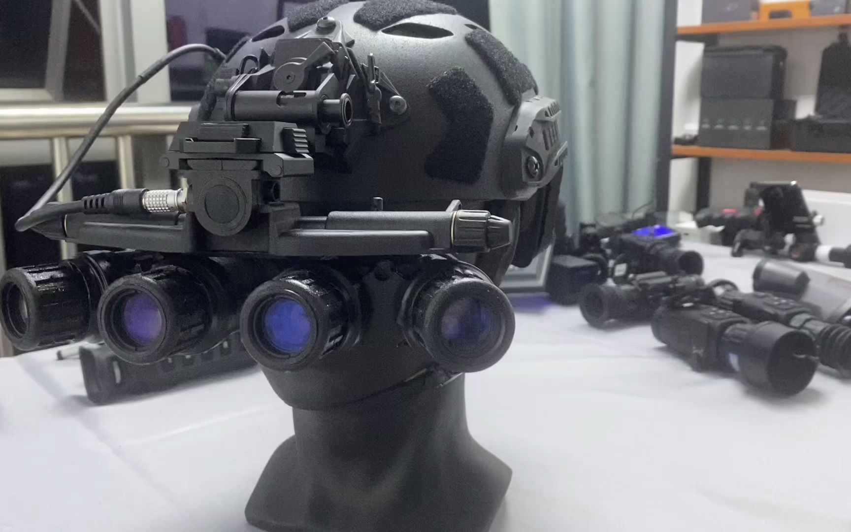 拿着全景夜视仪看世界 四目全景夜视仪到底怎么样 真的装逼利器_哔哩
