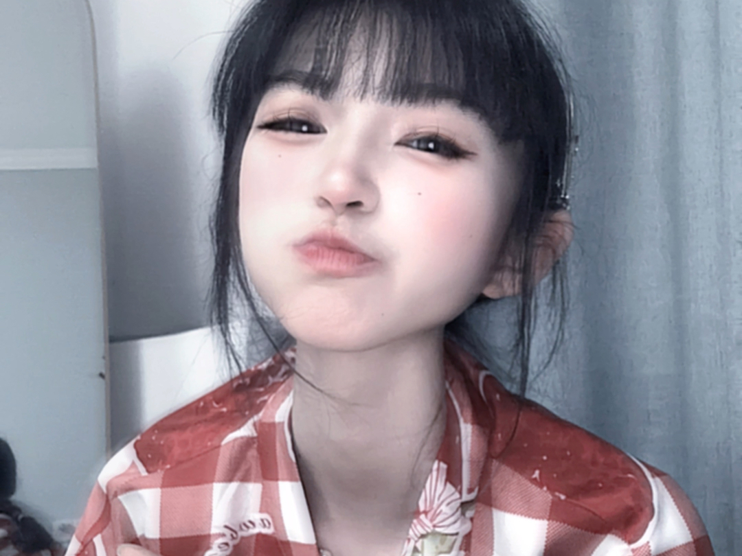 喜欢我的话你就会觉得我撒娇可爱,不然的话就是觉得我