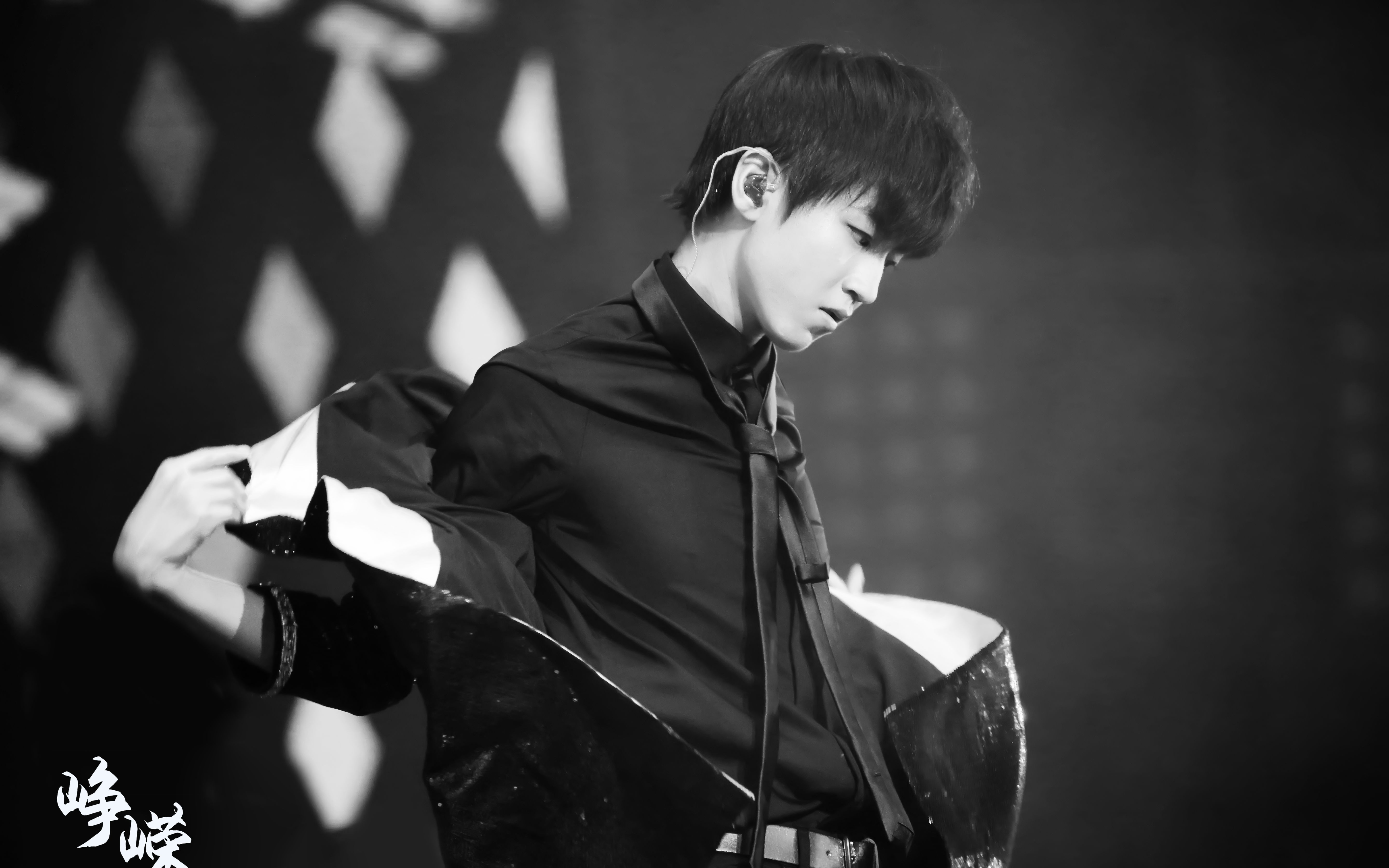 tfboys三周年王俊凯树读峥嵘饭拍