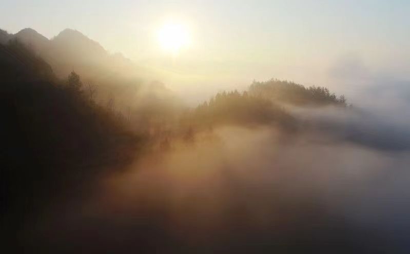 [图]重庆酉阳：冬至山村起晨雾——冬至节气，重庆市酉阳土家族苗族自治县钟多街道钟坨村升起晨雾。