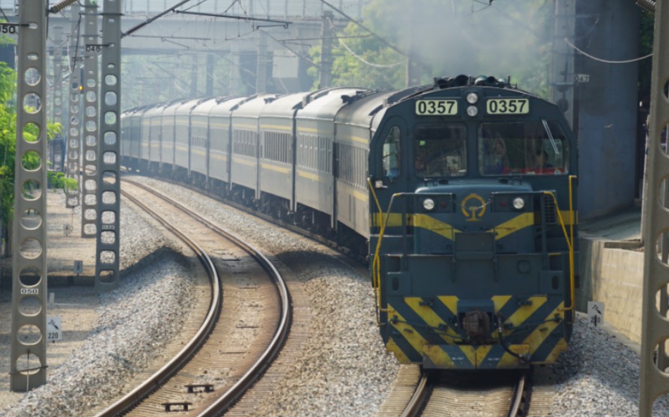 沈局连段nd5 0357牵引图定外放车底0t261大连—大连西通过,去周水子站