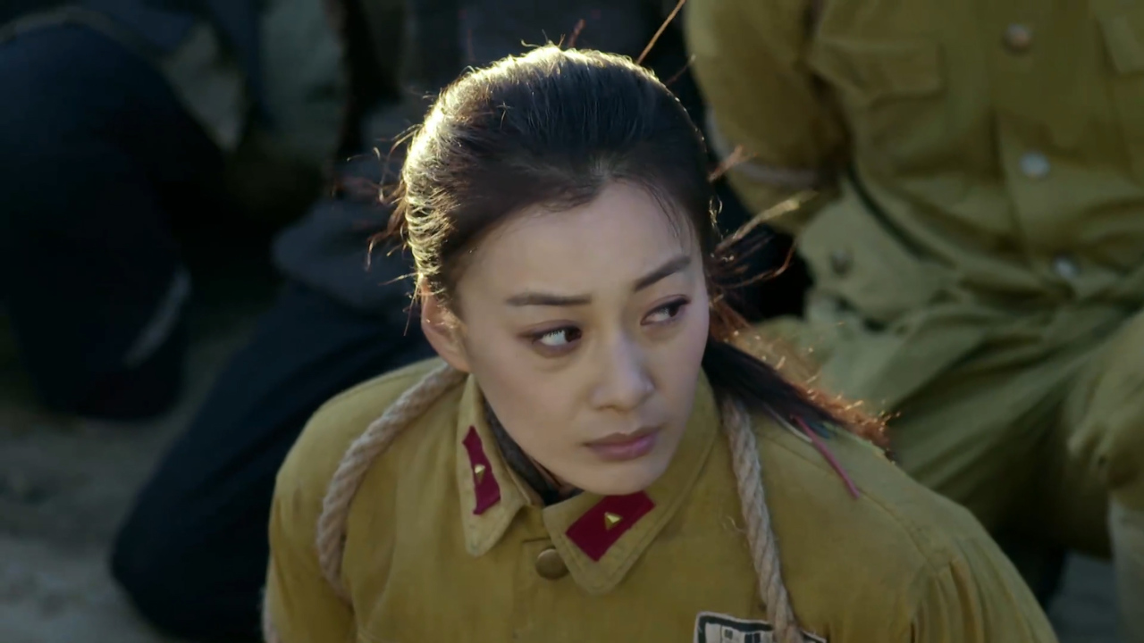 壮丁也是兵:男子身为阶下囚,还敢出言顶撞长官,吃了熊心豹子胆_哔哩